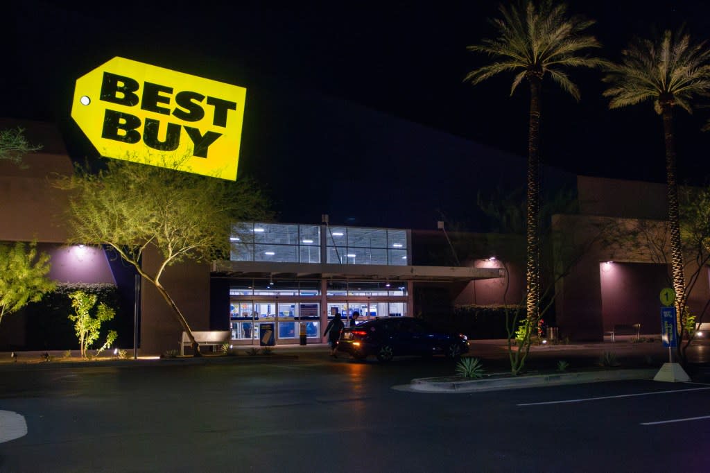 Black Friday shoppers enter stores early at Tempe Marketplace on November 24, 2023. (Credit: Sam Ballesteros/The Republic / USA TODAY NETWORK)