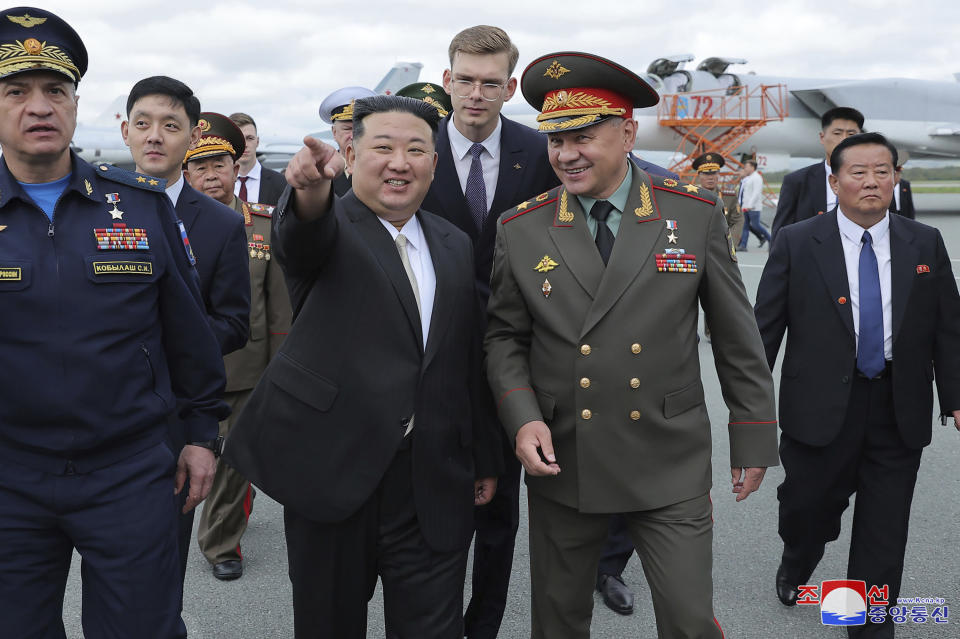 En esta imagen proporcionada por el gobierno norcoreano, el líder de Corea del Norte, Kim Jong Un, en el centro, con el ministro ruso de Defensa, Sergei Shoigu, en el centro a la derecha, visitan una aeropuerto para ver aeronaves militares cerca de la ciudad portuaria de Vladivostok, en el Lejano Oriente de Rusia, el sábado 16 de septiembre de 2023. Periodistas independientes no tuvieron acceso a cubrir el evento mostrado en esta imagen, distribuida por el gobierno norcoreano. La imagen se publica como se recibió y no puede verificarse de forma independiente. La marca de agua dice "KCNA", siglas de la Agencia Central de Noticias de Corea. (Agencia Central de Noticias de Corea/Servicio de Noticias de Corea via AP)