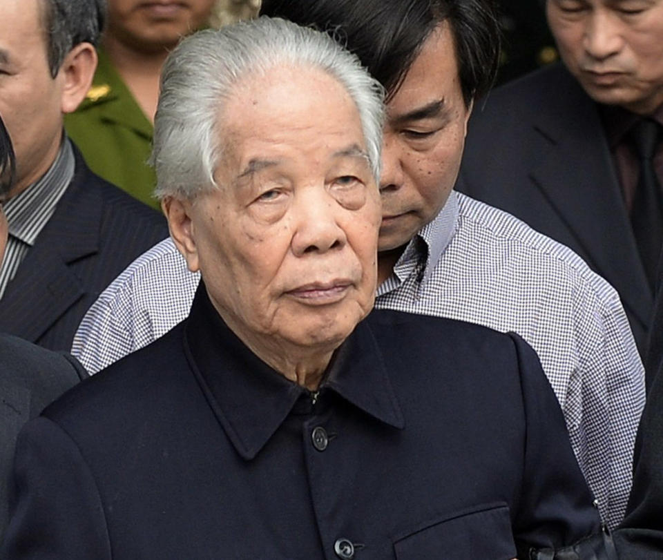 FILE - In this Oct. 12, 2013, file photo, former Communist Party Secretary General Do Muoi, front center, is helped to walk to pay respects to late Gen. Vo Nguyen Giap at the National Funeral House in Hanoi, Vietnam. Do Muoi, a committed communist, has died at age 101. The government said in a announcement posted on its website that Muoi died late Monday night, Oct. 1, 2018, at the National Military Hospital 108 after battling a serious illness despite efforts by Vietnamese and foreign doctors to treat him. (AP Photo/Hoang Dinh Nam, Pool)