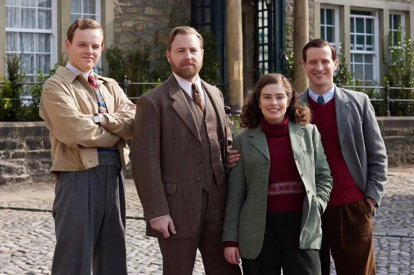 Tristan Farnon (Callum Woodhouse), Siegfried Farnon (Samuel West), Helen Alderson (Rachel Shenton) & James Herriot (Nicholas Ralph)