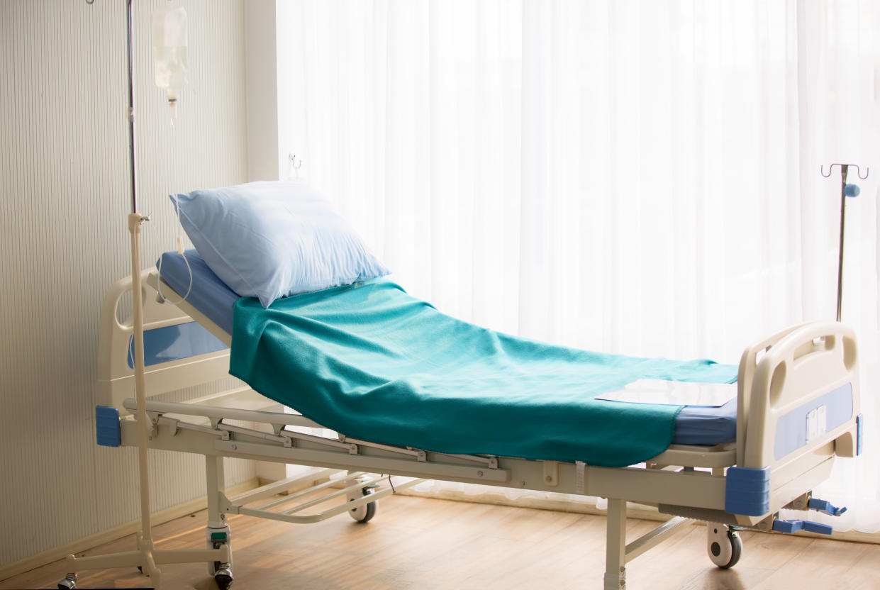 New Hampshire nurses comforted the family of a dying COVID-19 patient by posting sympathetic signs in the hospital window. (Photo: Getty Images)