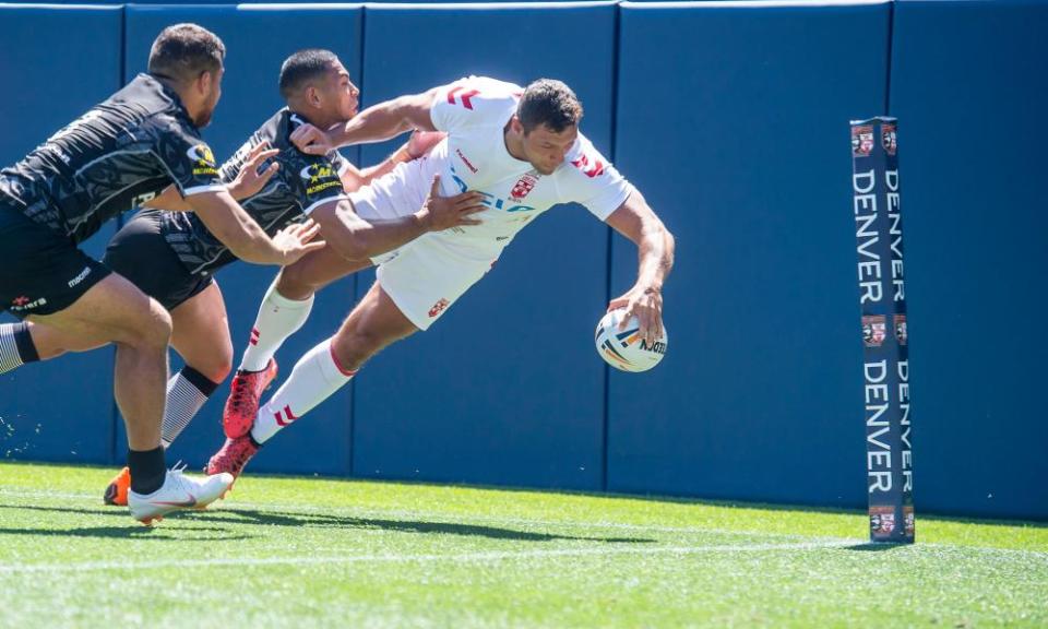 England’s Ryan Hall is not to be denied a spectacular try by Jamayne Isaako during the win over New Zealand in Denver’s Mile High stadium during the first rugby league game to be staged in Colorado.