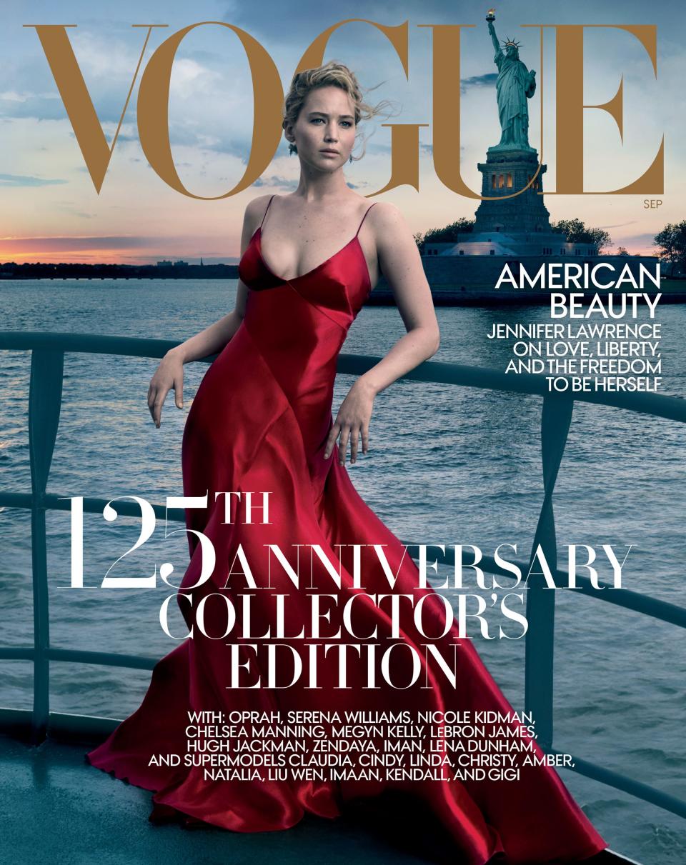 <p>Star-Fotografin Annie Leibovitz drückte diesem Cover ihren ganz eigenen Stempel auf. Sie inszenierte Lawrence unter dem Motto „American Beauty“ in einem sexy, langen Seidenkleid vom Winde verweht im Hafen von New York mit der Freiheitsstatue im Hintergrund. „Vogue“-Chefin Anna Wintour hatte drei der wichtigsten Fotografen aus der Geschichte des Magazins herausgesucht und ihnen aufgetragen, ihr ganz eigenes Bild von Lawrence abzuliefern. (Bild: Vogue) </p>