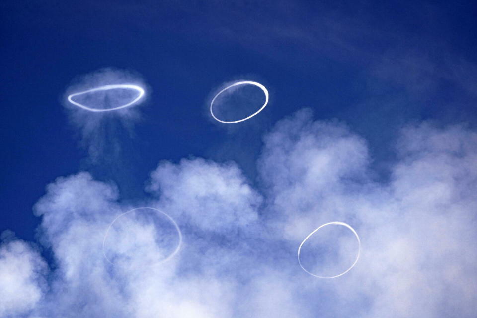 L'Etna emette strani anelli di fumo, un fenomeno raro che è stato ripreso in video