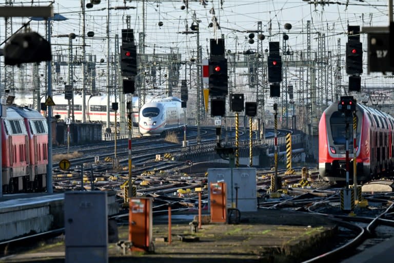 Kabeldiebe haben Teile des Zugverkehrs in Nordrhein-Westfalen lahmgelegt. Zwei Männer im Alter von 50 und 53 Jahren wurden in der Nähe des Bochumer Hauptbahnhofs auf frischer Tat ertappt und festgenommen, wie eine Sprecherin der Bundespolizei sagte. (Kirill KUDRYAVTSEV)