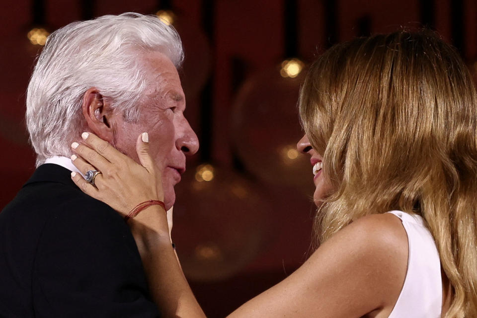 Richard Gere y Alejandra Gere posan en la alfombra roja durante la llegada la película «Wolfs» presentada fuera de concurso, durante el 81 Festival de Cine de Venecia, en Venecia, Italia, 1 de septiembre de 2024. REUTERS/Yara Nardi