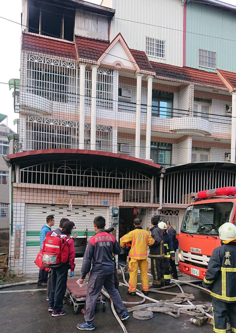 屏東縣內埔鄉14日清晨發生住宅火警，住宅內3代6人同住，有4人不幸死亡。圖為消防人員進行搶救。（屏東消防局提供） 