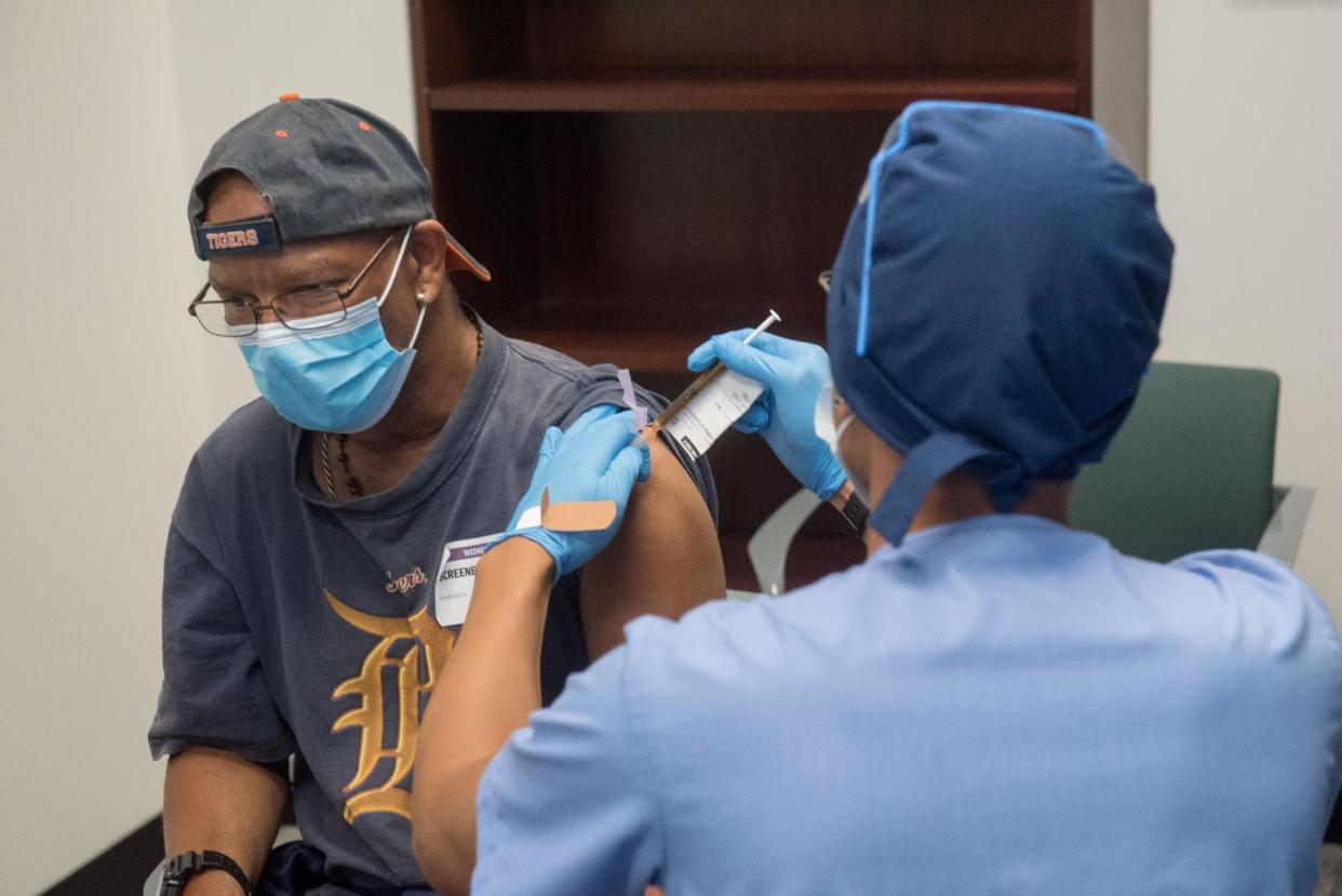 Personne en train de se faire vacciner par le candidat-vaccin Moderna, le 5 aout 2020 à Detroit, Etats-Unis - Henry Ford Health System / AFP