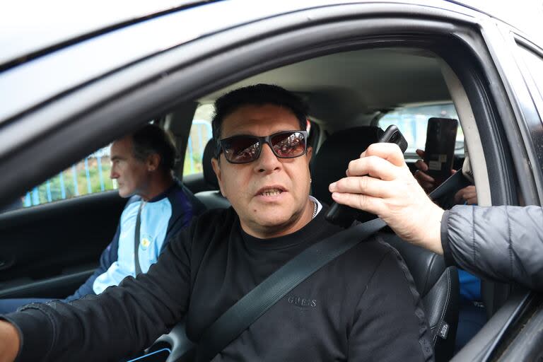 Lalo Maradona, en la entrada del predio de la AFA en Ezeiza para el velorio de César Luis Menotti