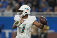 Tua Tagovailoa lanza por Dolphins de Miami ante Lions, en Detroit, el domingo 30 de octubre de 2022. (AP Foto/Paul Sancya)