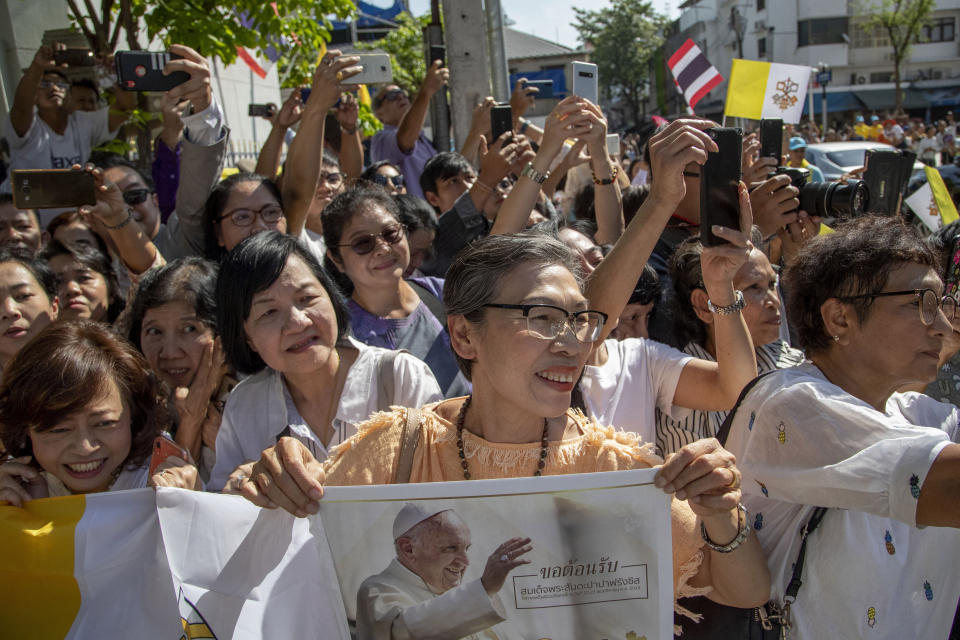 Devotees gather to see the arrival of Pope Francis outside Wat Ratchabophit Buddhist temple in Bangkok, Thailand, Thursday, Nov. 21, 2019. (AP Photo/Gemunu Amarasinghe)