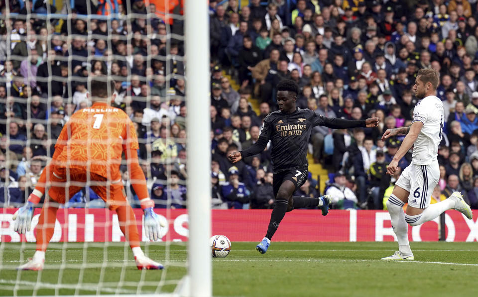 Bukayo Saka anota el gol de Arsenal para la victoria 1-0 ante Leeds en la Liga Premier inglesa, el domingo 16 de octubre de 2022. (Tim Goode/PA vía AP)