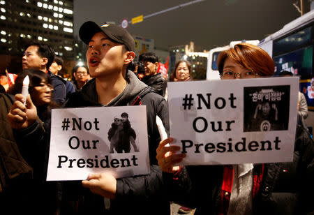 Protesters shout slogans after they are blocked by riot policemen in a road nearby the presidential Blue House during their march calling South Korean President Park Geun-hye to step down in Seoul, South Korea, November 19, 2016. REUTERS/Kim Kyung-Hoon