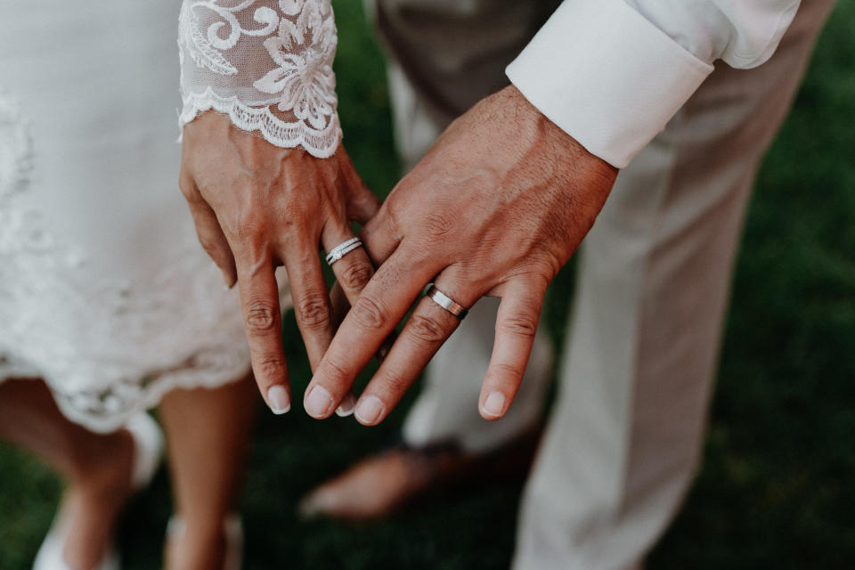 Zwei Hände von einem Mann und einer Frau bei der Hochzeit nach der Trauung mit den Eheringen Trauringe