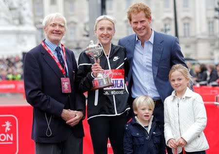 Athletics - Virgin Money London Marathon - London - 26/4/15 Great Britain's Paula Radcliffe poses with the inaugural John Disley London Marathon Lifetime Achievement Award, Prince Harry, John Disley and children after the Virgin Money London Marathon Reuters / Suzanne Plunkett Livepic