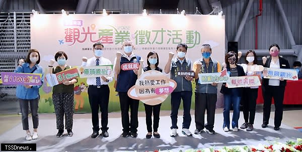 勞動部全台首場觀光產業大型徵才臺南登場，業者火力全開搶人才，旅館、餐飲工會代表到場關心。（記者李嘉祥攝）