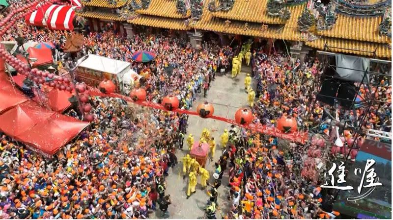 粉紅超跑三進三退入廟北港朝天宮，眾人歡呼進喔。（圖／寶島神很大）