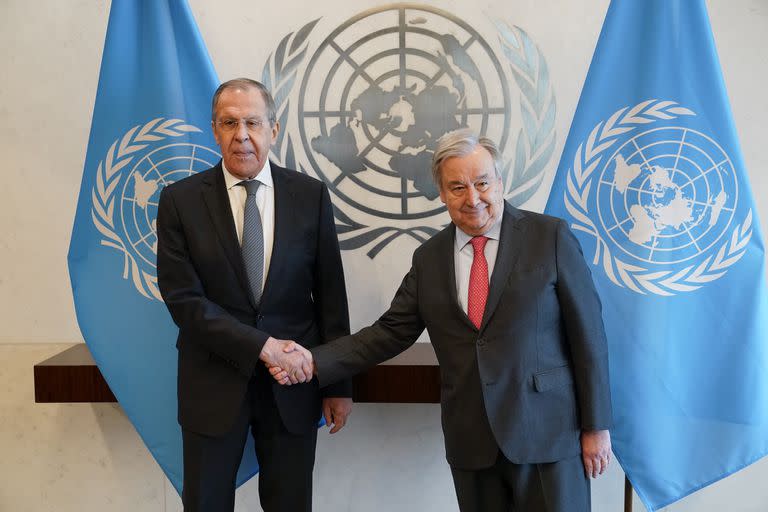 Antonio Guterres, Secretario General de las Naciones Unidas, a la derecha, y Sergey Lavrov, Ministro de Asuntos Exteriores de Rusia, actual presidente del Consejo de Seguridad, se dan la mano al final de una reunión en las oficinas de la Secretaría, el lunes 24 de abril de 2023, en la sede de las Naciones Unidas.