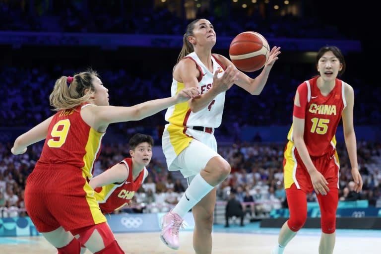 La jugadora de la selección española de básquet Mariona Ortiz entra a canasta ante China, este domingo 28 de julio en Lille, en el torneo olímpico de básquet femenino (Thomas COEX)