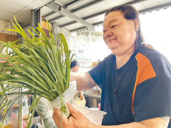 昔日街友阿清送自耕收成綠油油的韭菜，回報麵店老闆娘謝苓珠的「1碗麵之恩」。（蕭嘉蕙攝）