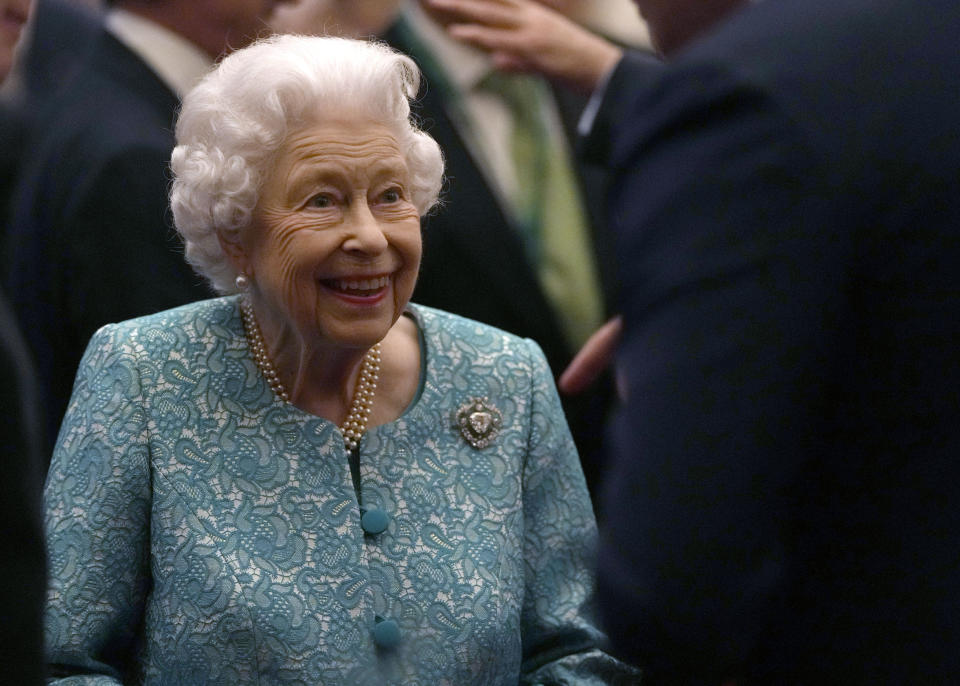 ARCHIVO - En esta foto del 19 de octubre de 2021, la reina Isabel de Gran Bretaña y el primer ministro Boris Johnson, a la izquierda, reciben a invitados a la Cumbre Global de Inversiones en el Castillo de Windsor, en Windsor, Inglaterra. (AP Foto/Alastair Grant, Pool, Archivo)