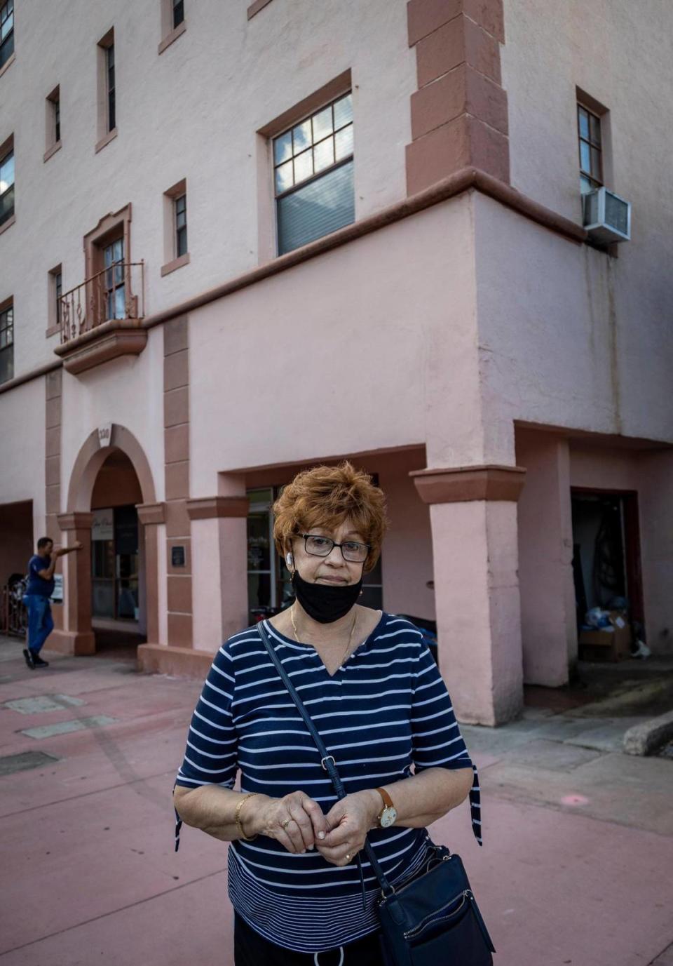 Clara Perdomo se encuentra frente a los apartamentos Shep Davis en Miami Beach el 13 de septiembre de 2022. Perdormo recibe un vale de la Sección 8, pero recientemente le dijeron que se fuera.