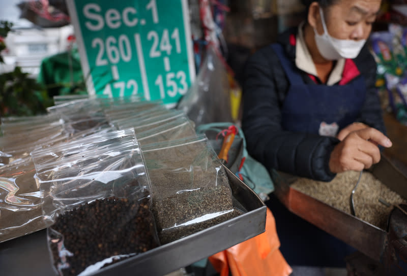 大稻埕店家現場研磨胡椒粉 全台淪陷蘇丹紅辣椒粉風暴，不少民眾改買中藥行所 販售的現磨胡椒粉。圖為13日台北市大稻埕店家販售 黑胡椒粒、花胡椒粒等各式商品。 中央社記者趙世勳攝  113年3月13日 