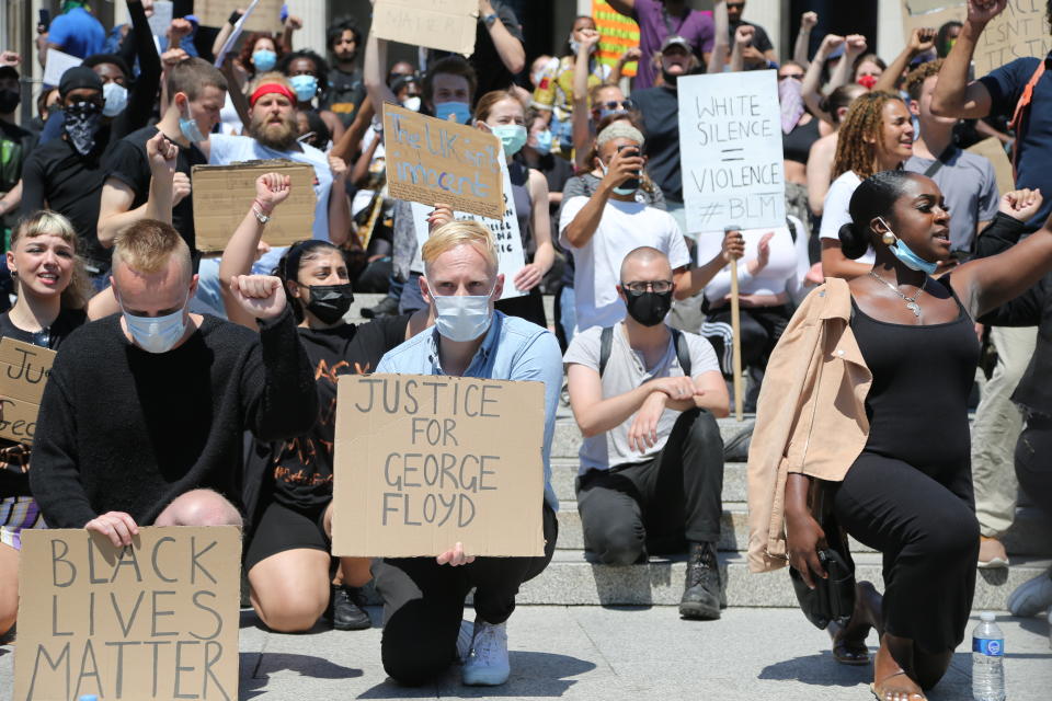 LONDON, UNITED KINGDOM - MAY 31: People gather during a protest over the death of George Floyd, an unarmed black man who died after being pinned down by a white police officer in USA, at Trafalgar Square on May 31, 2020 in London, United Kingdom. (Photo by Ilyas Tayfun Salci/Anadolu Agency via Getty Images)