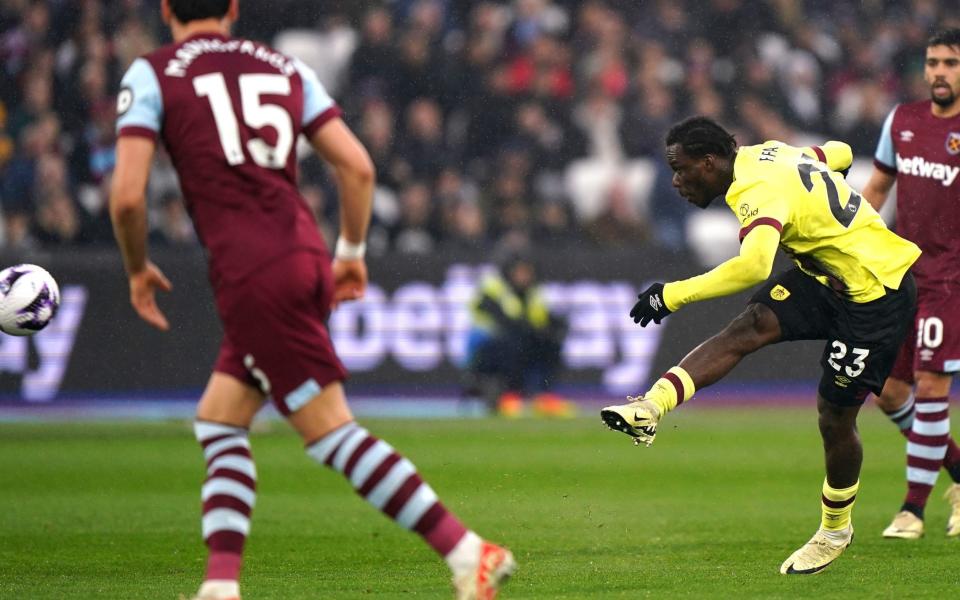 Burnley's David Datro Fofana (right) scores their side's first goal of the game during the Premier League match at the London Stadium, London