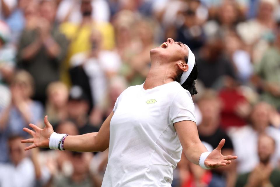 Jabeur celebra sellar su puesto en semifinales (Getty Images)