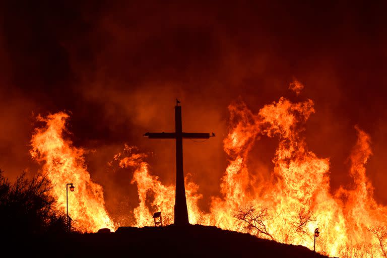 El incendio llegó a las inmediaciones del Cementerio de la Quebrada, ubicado al pie de las sierras al ingreso de Potrero de los Funes