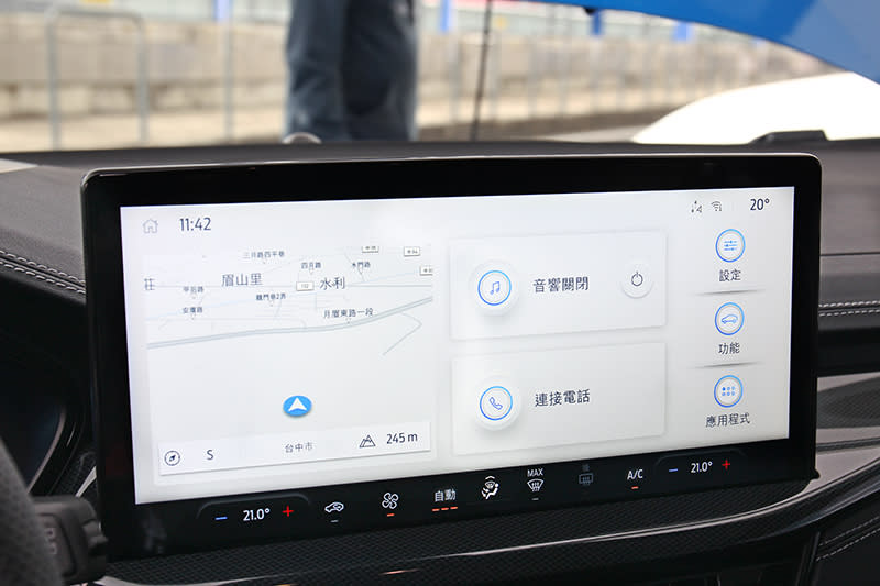 小改款車系上全面換搭尺寸更大並具備SNYC 4系統的12.3吋觸控螢幕