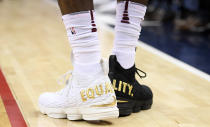<p>Der amerikanische Basketball-Star LeBron James hat beim Spiel seiner Cleveland Cavaliers einen schwarzen und einen weißen Schuh mit der Aufschrift „Equality“ (Gleichheit) getragen. „Bei Gleichheit geht es darum, unsere Rechte zu verstehen. Zu verstehen, wofür wir stehen und wie stark wir als Männer und Frauen sind, schwarz, weiß oder hispanisch. Die Rasse spielt keine Rolle“, sagte James. Und weiter: „Wir wissen natürlich, wo wir gerade stehen. Und wir wissen, wer am Ruder ist.“ (Bild: AP) </p>