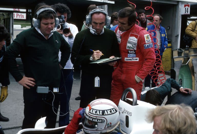 El ingeniero Patrick Head, Frank Williams y Carlos Reutemann analizan las planillas, mientras Alan Jones espera en su auto; la desobediencia del argentino al vencer al australiano en Jacarepaguá tuvo un costo demasiado alto: perder el cetro en la última fecha.