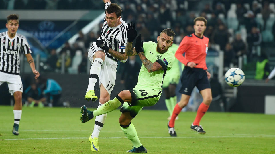 Mario Mandzukic scored the only goal as Juventus beat Manchester City to qualify for the last 16 of the Champions League.