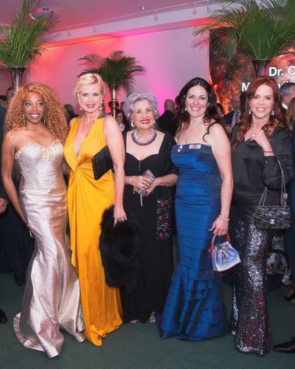 Yanela Brooks, Sissi Fleitas-Refaie, Dinorah Arguelles, María Todaro, directora de la Florida Grand Opera, y María Celeste Arrarás, en la presentación de ‘La Bohème’ el 6 de abril en el Adrienne Arsht Center, en Miami. Fotos Lewis Valdés/Cortesía Sissi Fleitas