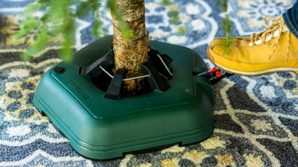 With a foot pedal that tightens around the base of the tree, it evenly distributes pressure around the trunk while only taking one person to set it all up.