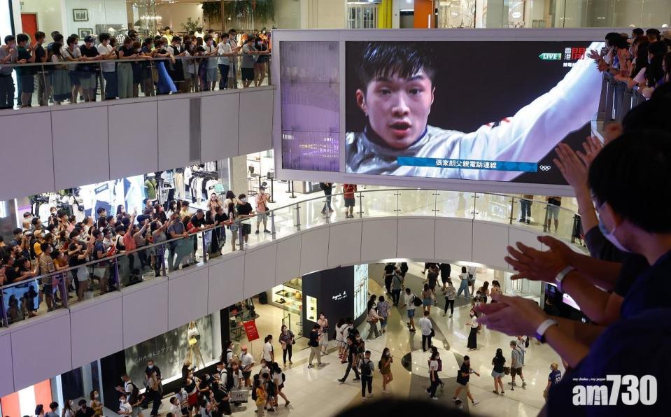 東京奧運舉行期間，大批市民在商場觀看直播，見證張家朗勇奪金牌。(資料圖片/蘇文傑攝)