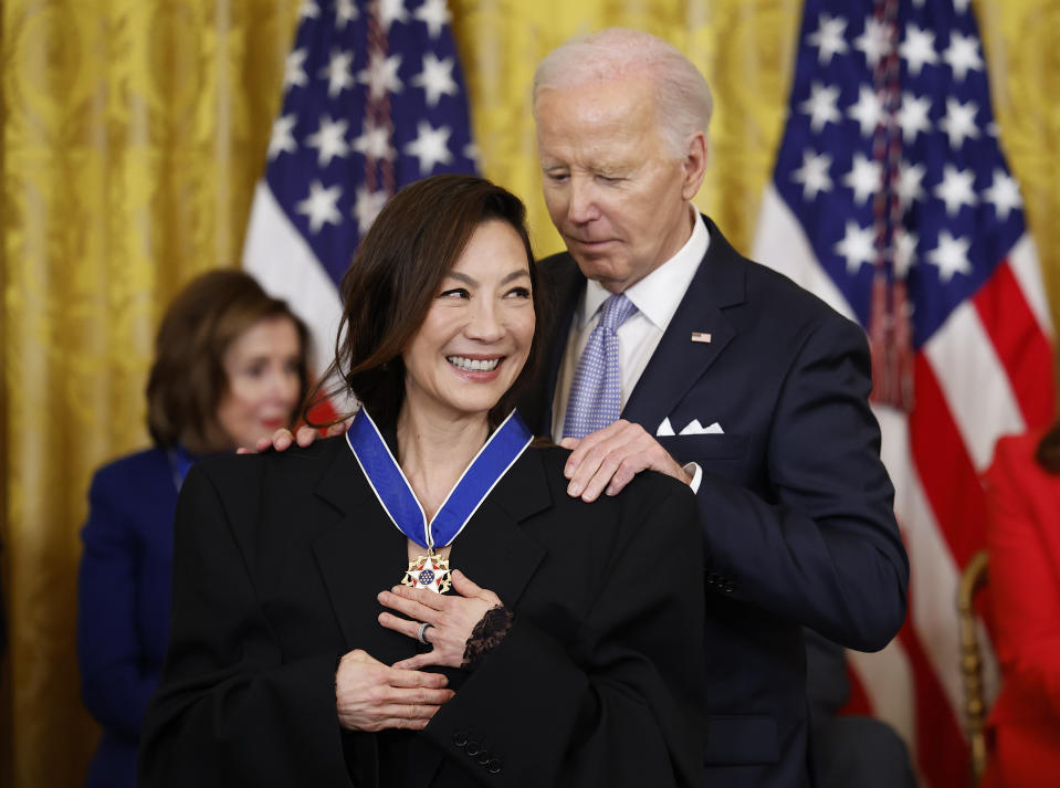 楊紫瓊親自出席白宮，總統拜登親自授獎。（圖／Photo by Kevin Dietsch/Getty Images）