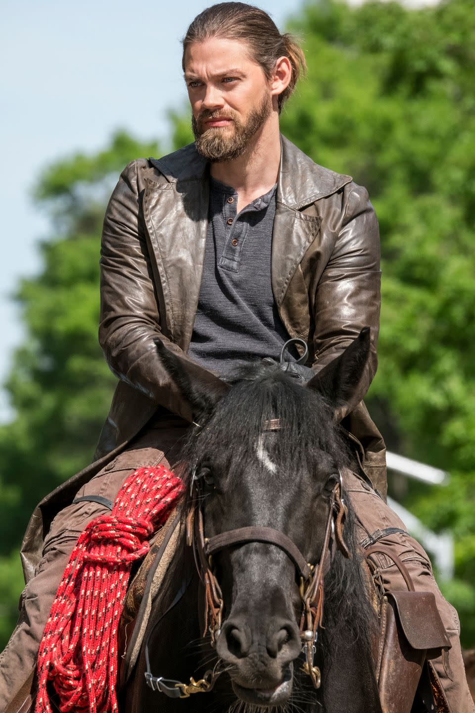 tom payne as paul 'jesus' rovia riding a horse, the walking dead season 9