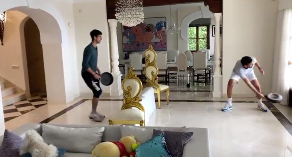 Nova Djokovic ha tirada de ingenio para jugar al tenis en el salón de su casa. (Crédito: Twitter/@DjokerNole)