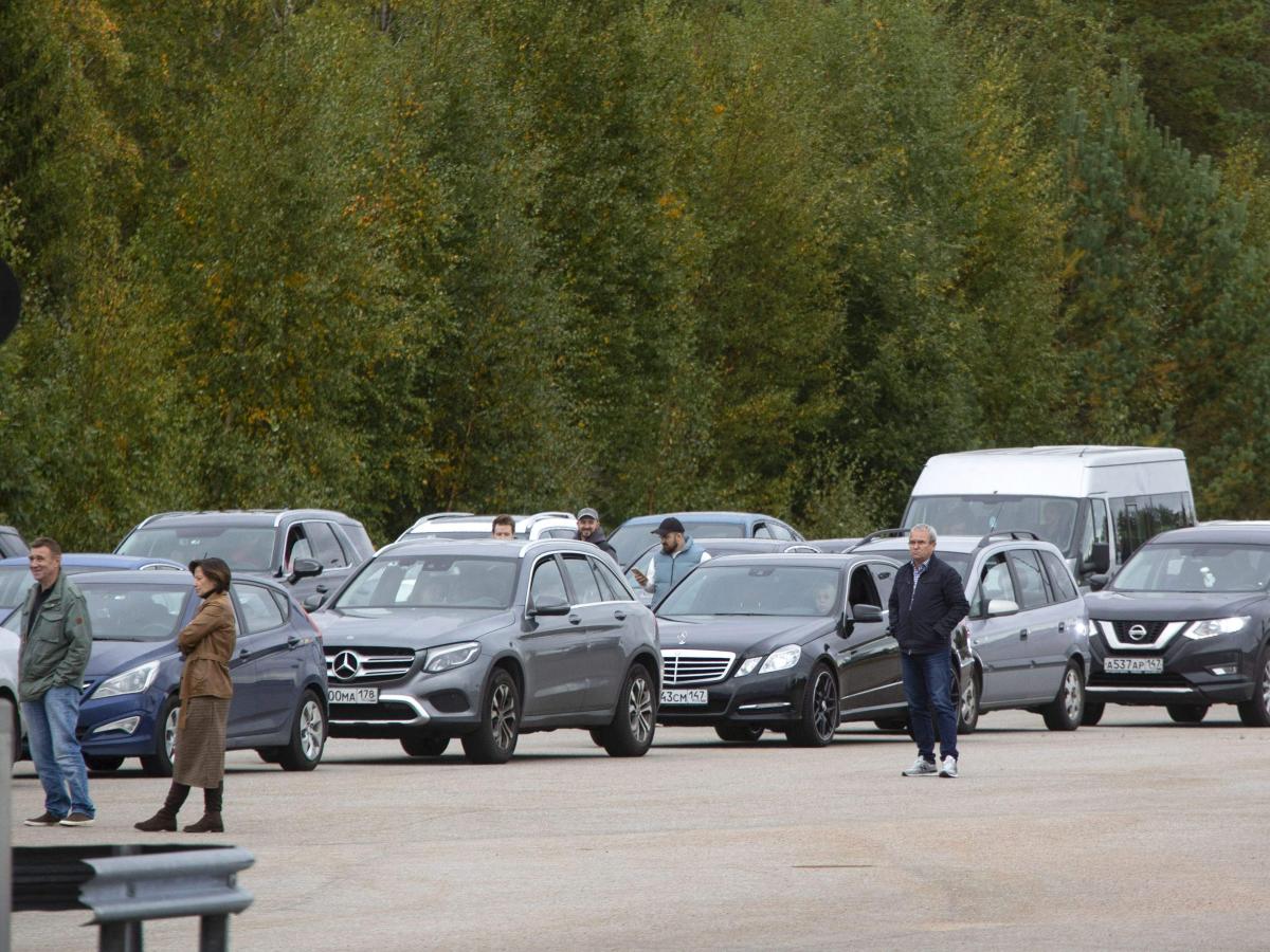 Sagaidāms, ka Krievija neļaus izraidošā vecuma vīriešiem atstāt valsti, jo tūkstošiem cilvēku mēģina bēgt no Putina atsaukšanas, teikts ziņojumā