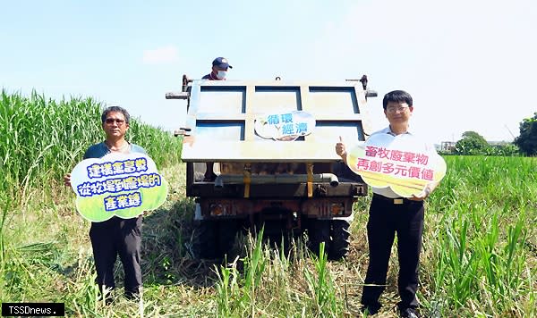 育立牧場陳保存、黃春容及南市農業局畜產科長張耀仁介紹畜牧廢水經處理後透過槽車回灌至牧草田過程。（記者李嘉祥攝）