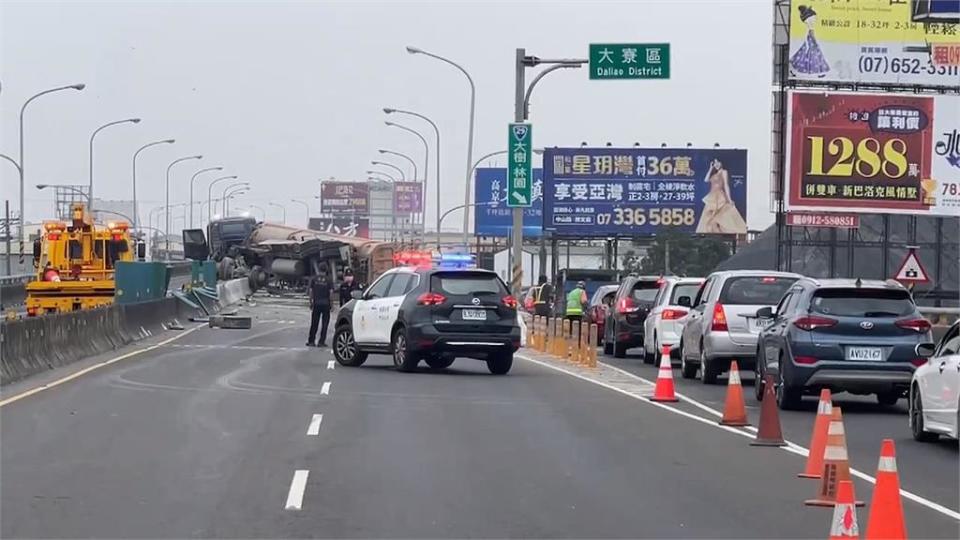 高屏大橋清晨砂石車翻覆　占3車道尖峰時段大塞車