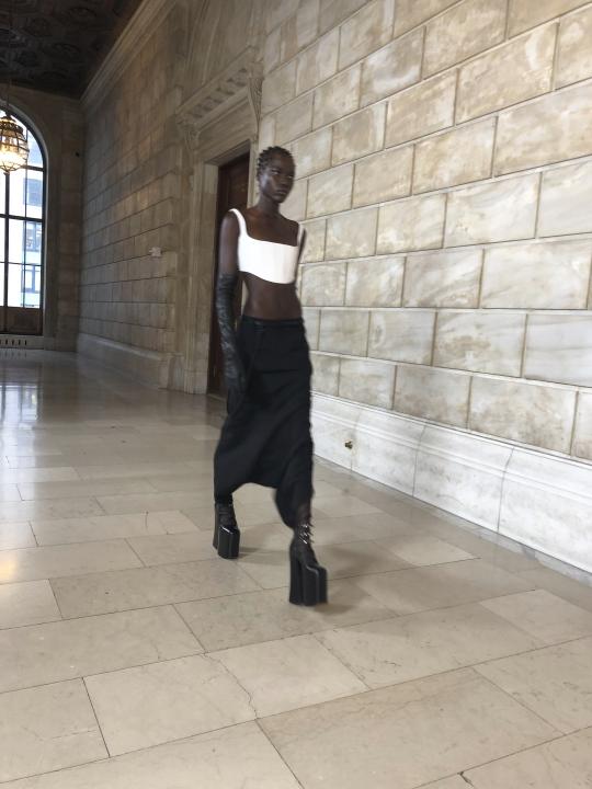 Una modelo recorre la pasarela durante la presentación de la colección otoño 2022 de Marc Jacobs en la Biblioteca Pública de Nueva York, el lunes 27 de junio de 2022. (Foto AP/Jocelyn Noveck)