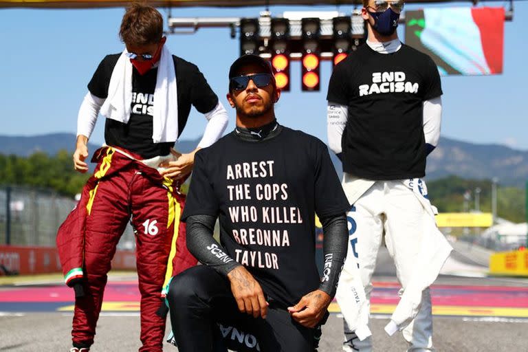 Lewis Hamilton en el Gran Premio de la Toscana de 2020 y una muestra de su activismo en la lucha contra el racismo y la discriminación