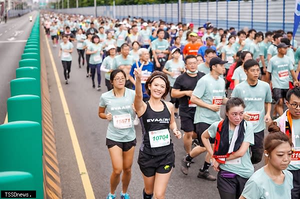 長榮城市觀光半程馬拉松昨盛大開跑，明年將升級全程馬拉松。（圖：長榮航空提供）