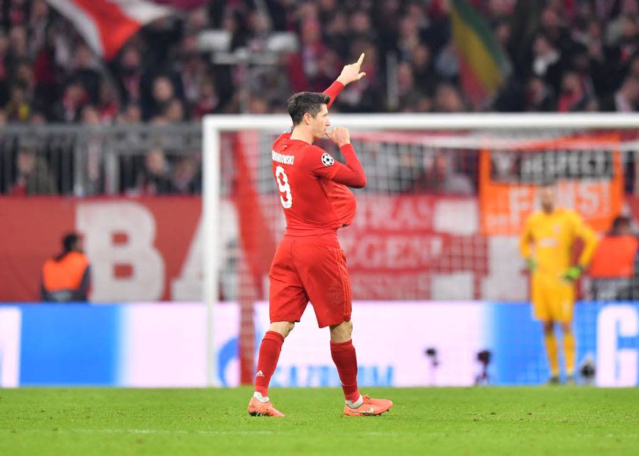 Bayern-Torjäger Robert Lewandowski trifft in der Champions League gegen Piräus und feiert mit Ball unterm Trikot und Daumen im Bauch. Später schreibt er auf Instagram: "Baby is coming" - und auch seine Anna postet das Jubelfoto ihres Mannes mit den Hashtags #family, #baby und #LewandowscyTeam