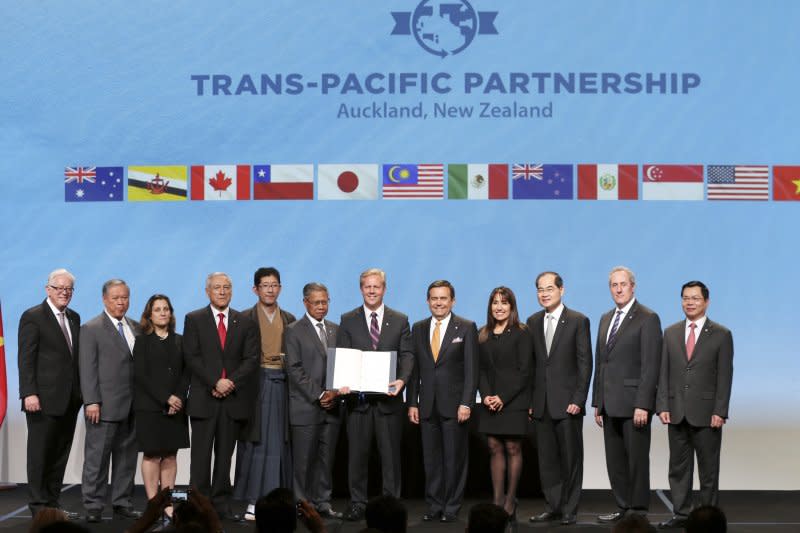 《跨太平洋夥伴協定》（TPP）4日在紐西蘭正式簽署，全體12個會員國的談判代表於會後合照。（美聯社）