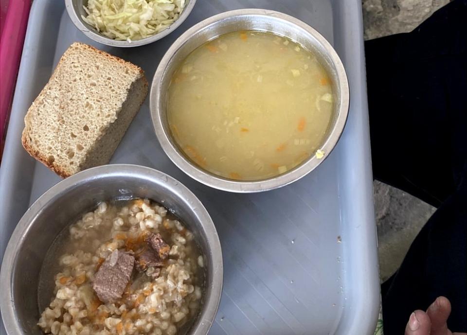 Las bandejas con comida para los prisioneros.